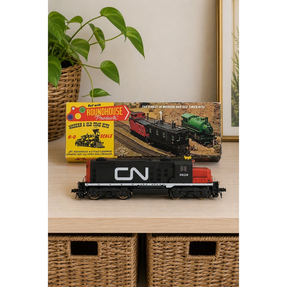 Vintage Roundhouse HO Scale Canadian National Diesel Locomotive CN 5628 Boxed